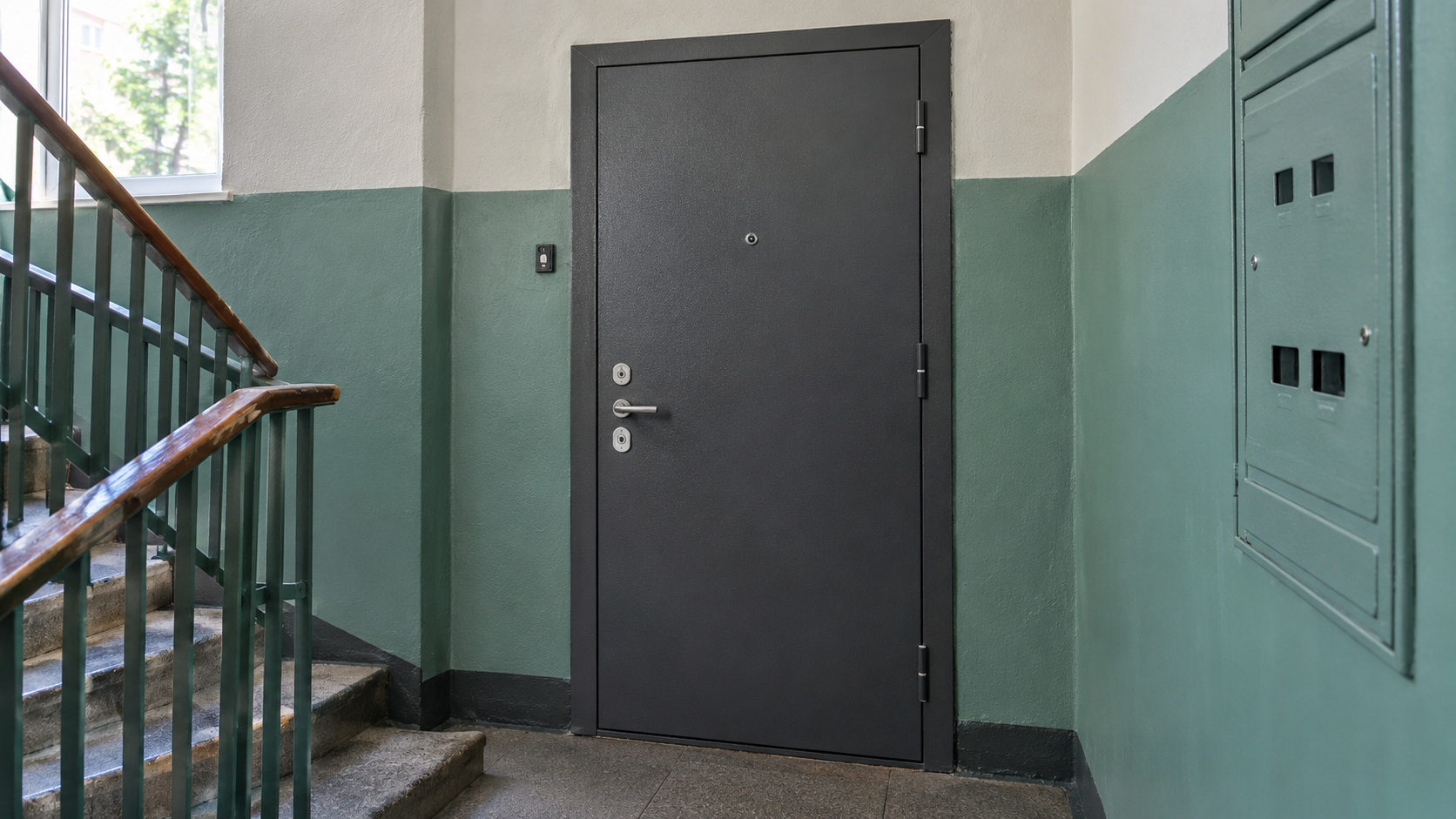 Входная дверь с шумоизоляцией в проёме подъезда